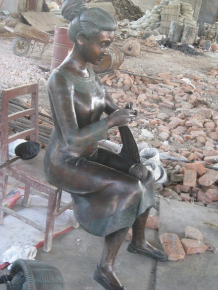 Bronzeskulptur Strickerin